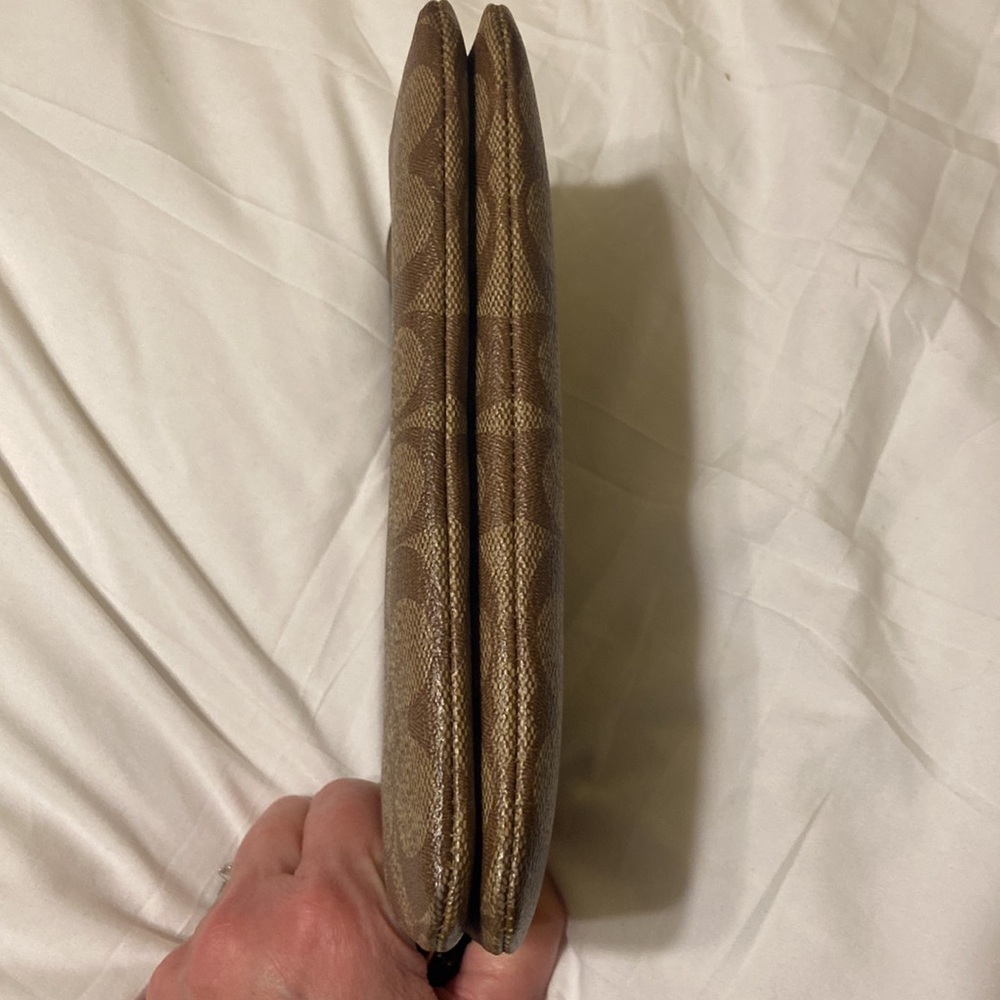 Coach Classic Wristlet, Double Zipper, beige and black, tag, gold hardware EUC - Picture 7 of 10